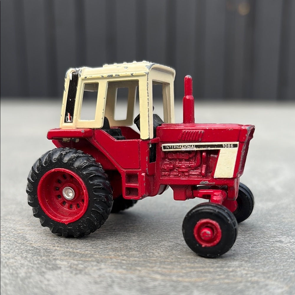 ERTL Vintage International 1086 Tractor 1/64